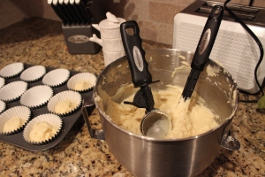 ice cream scoop = the kitchen gods' gift to cupcake making